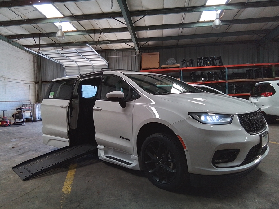 2023 Chrysler Pacifica Touring L - Photo 25