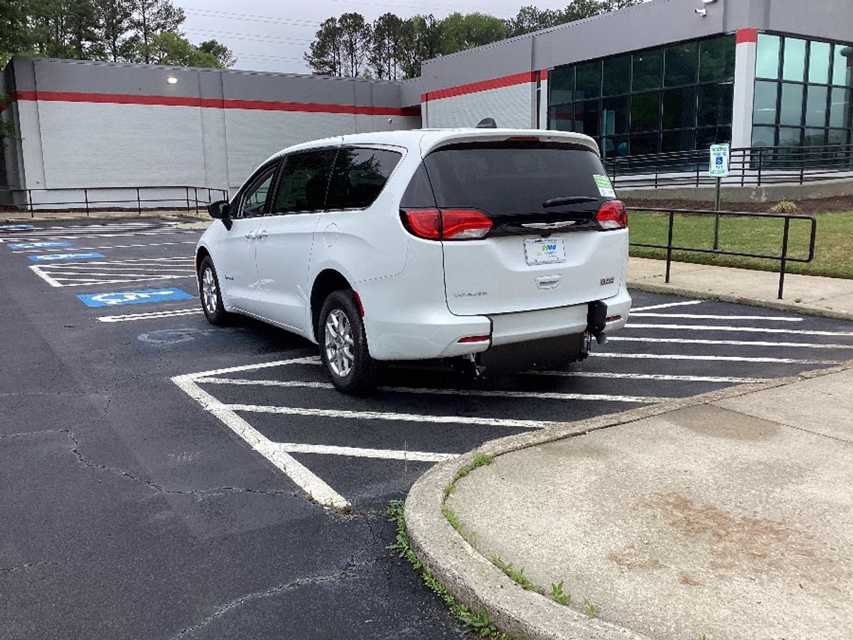 White Chrysler Voyager image number 5