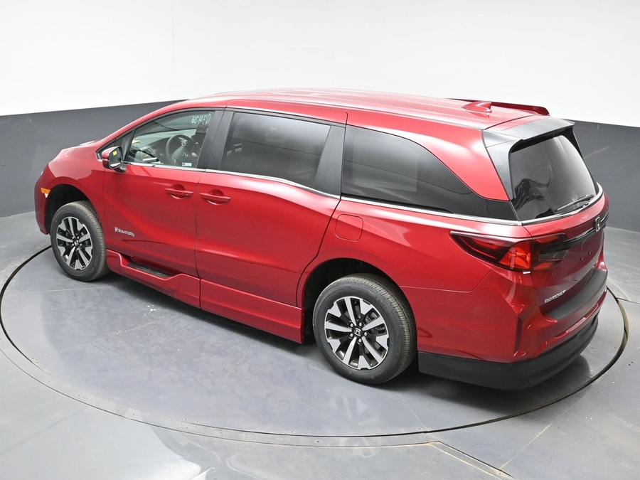 Red Honda Odyssey image number 10