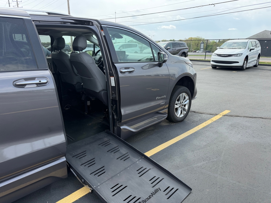 Used 2021 Toyota Sienna Hybrid Limited - BraunAbility Side Entry Entry Fold Out Automatic Ramp