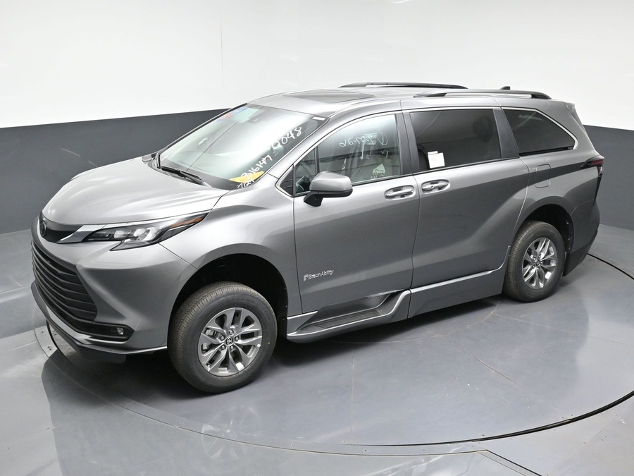Grey Toyota Sienna image number 10
