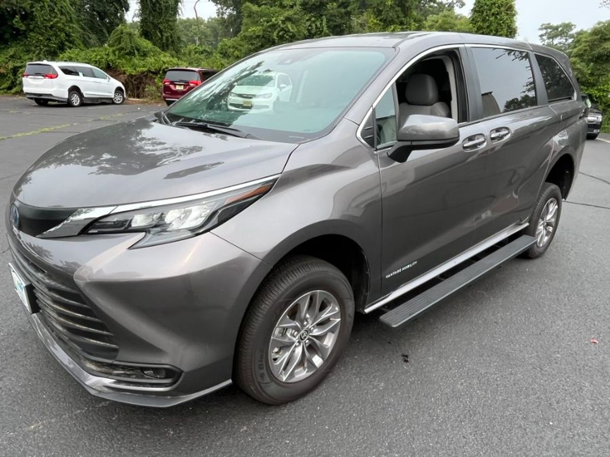 Grey Toyota Sienna image number 2