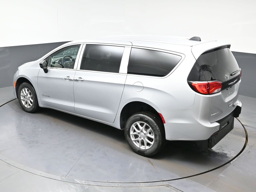 Silver Chrysler Voyager image number 23