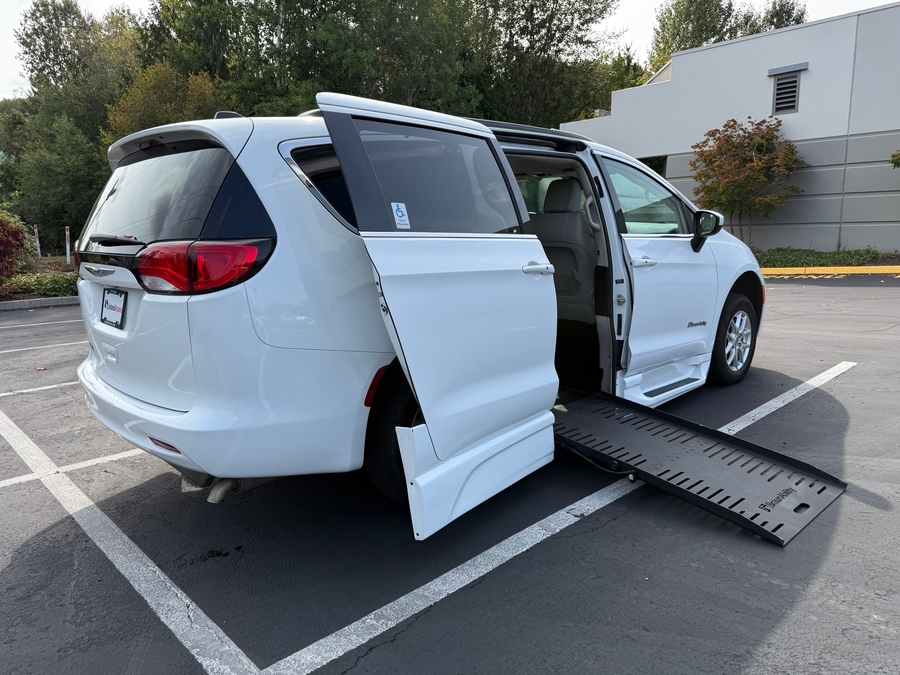 Used 2021 Chrysler Voyager LXi - BraunAbility Side Entry Fold Out Automatic Ramp