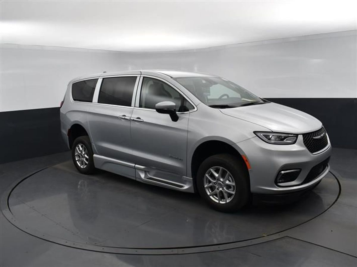 Silver Chrysler Pacifica image number 15