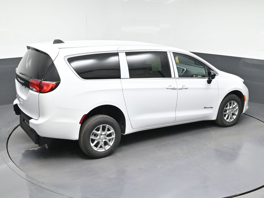 White Chrysler Voyager image number 8