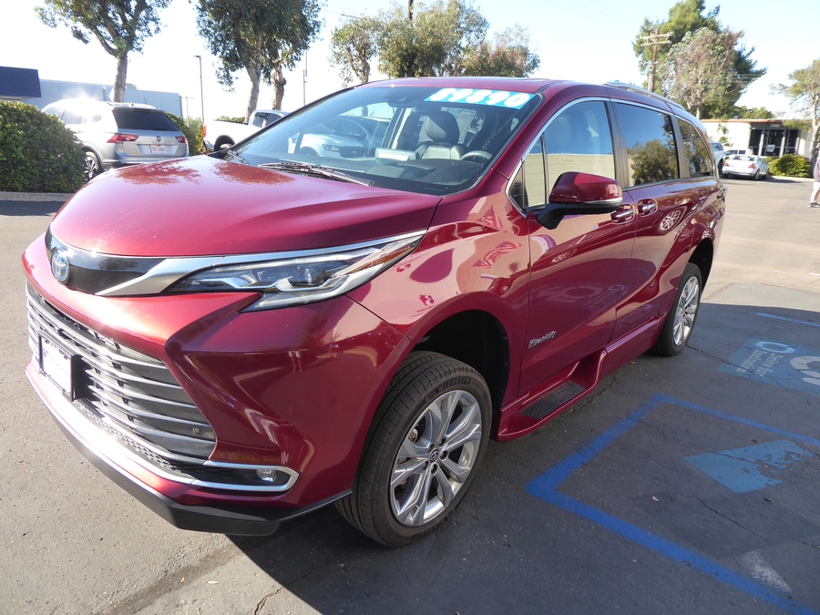 Used 2024 Toyota Sienna Hybrid Platinum - BraunAbility Side Entry In Floor Automatic Ramp