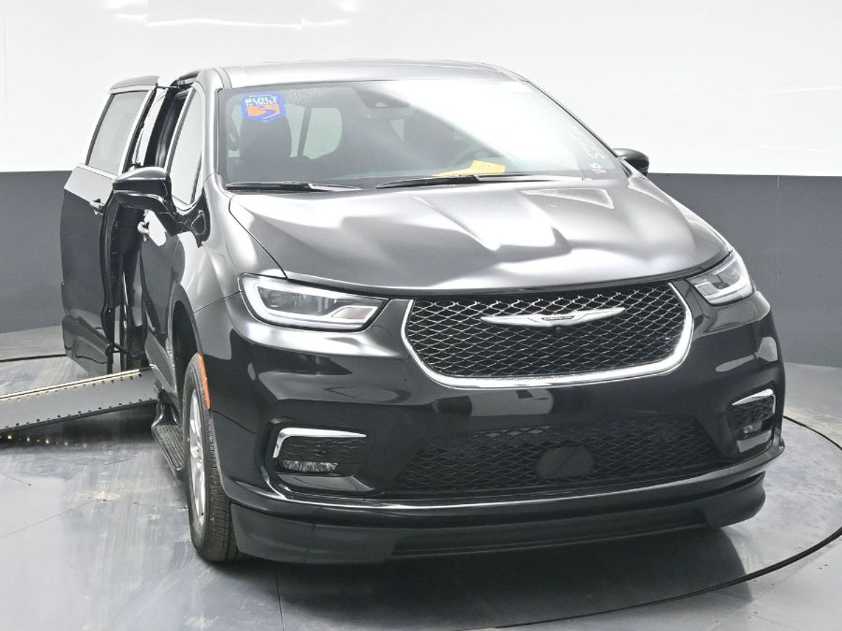 Black Chrysler Pacifica image number 1