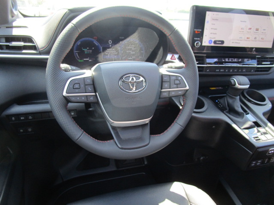 New 2025 Toyota Sienna Hybrid XSE Sport - BraunAbility Side Entry Entry Fold Out Automatic Ramp