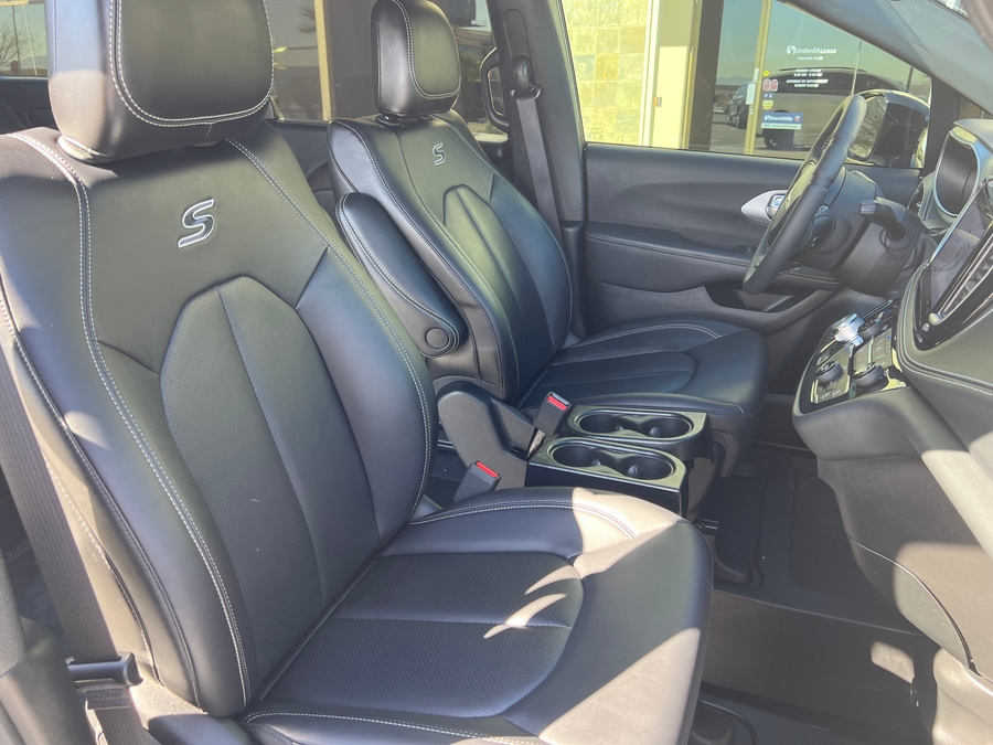 Used 2024 Chrysler Pacifica Touring L - BraunAbility Side Entry Entry Fold Out Automatic Ramp