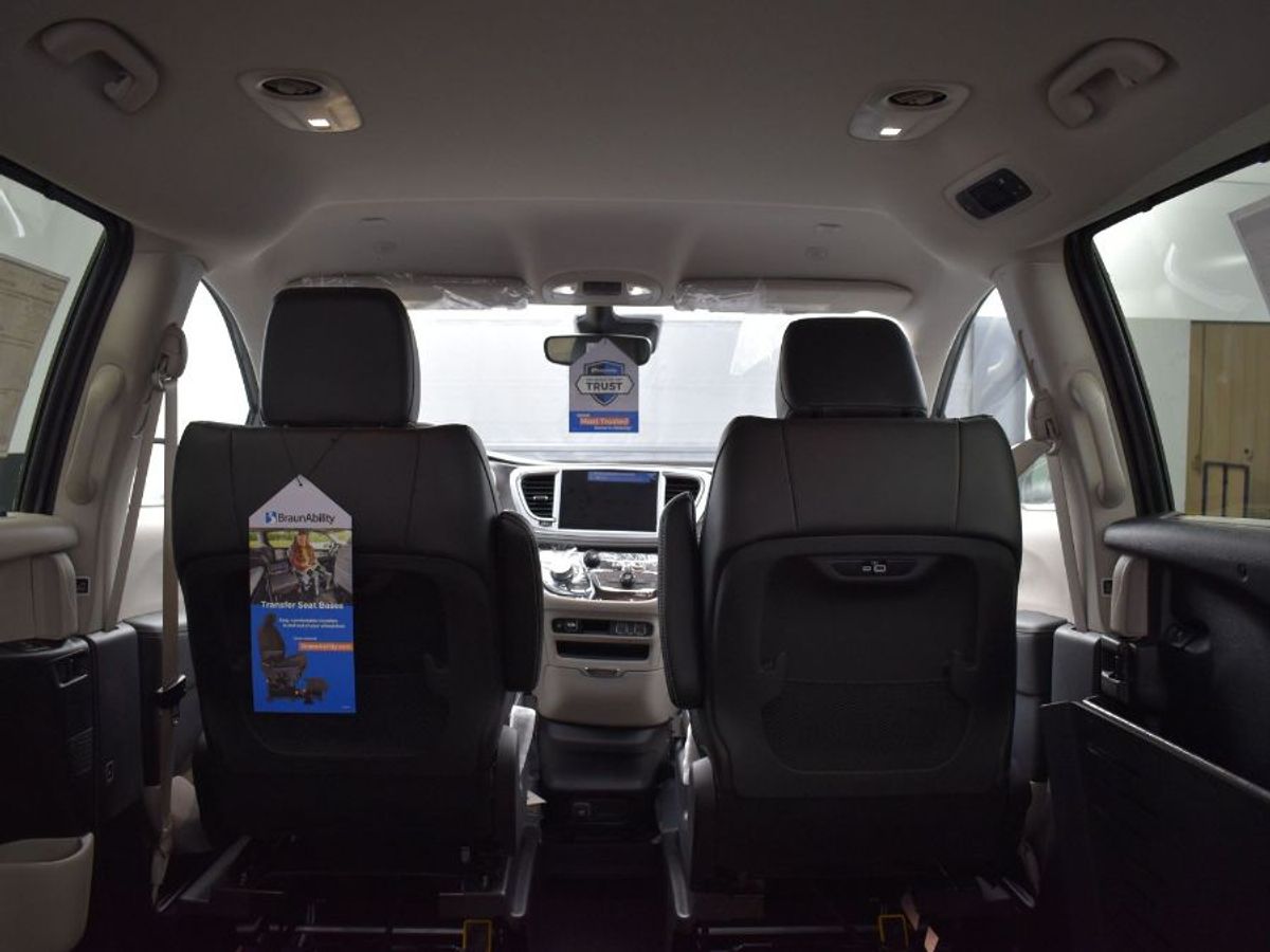 Grey Chrysler Pacifica image number 7