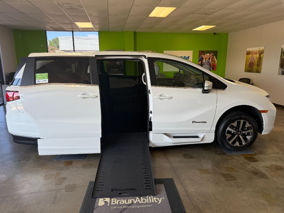 White Honda Odyssey with Side Entry Automatic In Floor ramp