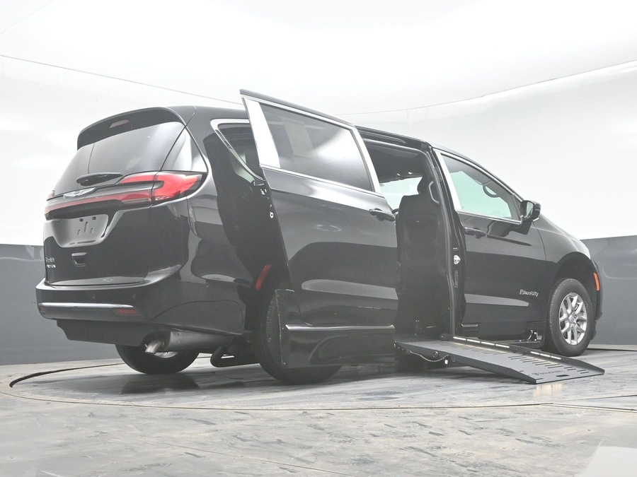 New 2025 Chrysler Pacifica Select Safety - BraunAbility Side Entry Entry Fold Out Automatic Ramp