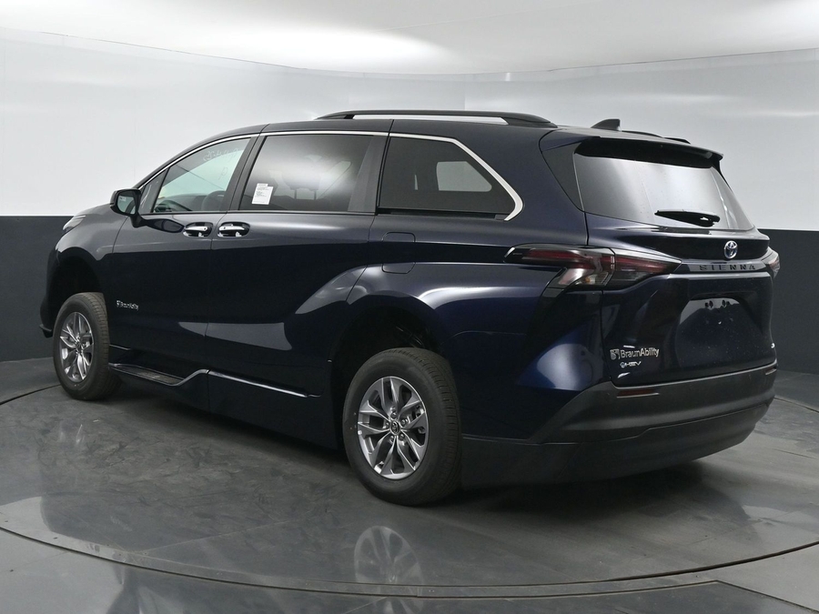 New 2025 Toyota Sienna Hybrid XLE Plus - BraunAbility Side Entry Entry In Floor Automatic Ramp