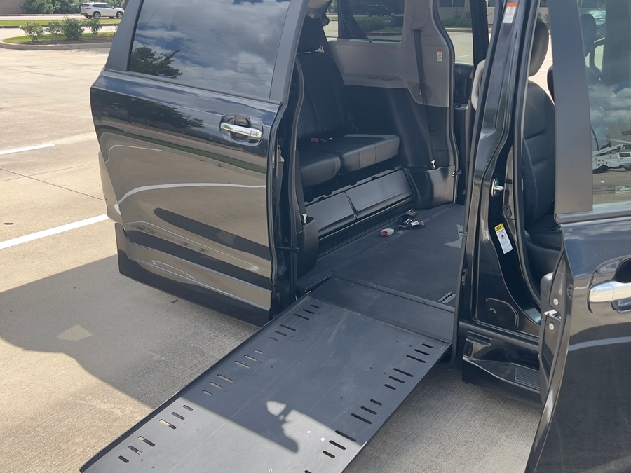 Used 2015 Toyota Sienna SE - BraunAbility Side Entry Entry In Floor Automatic Ramp