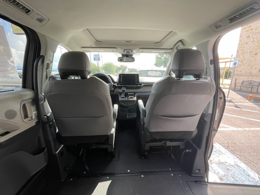 Brown Toyota Sienna image number 2