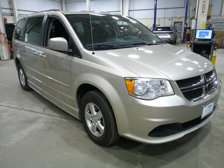 Brown Dodge Grand Caravan image number 1