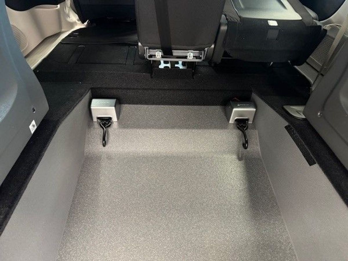 White Chrysler Voyager image number 12