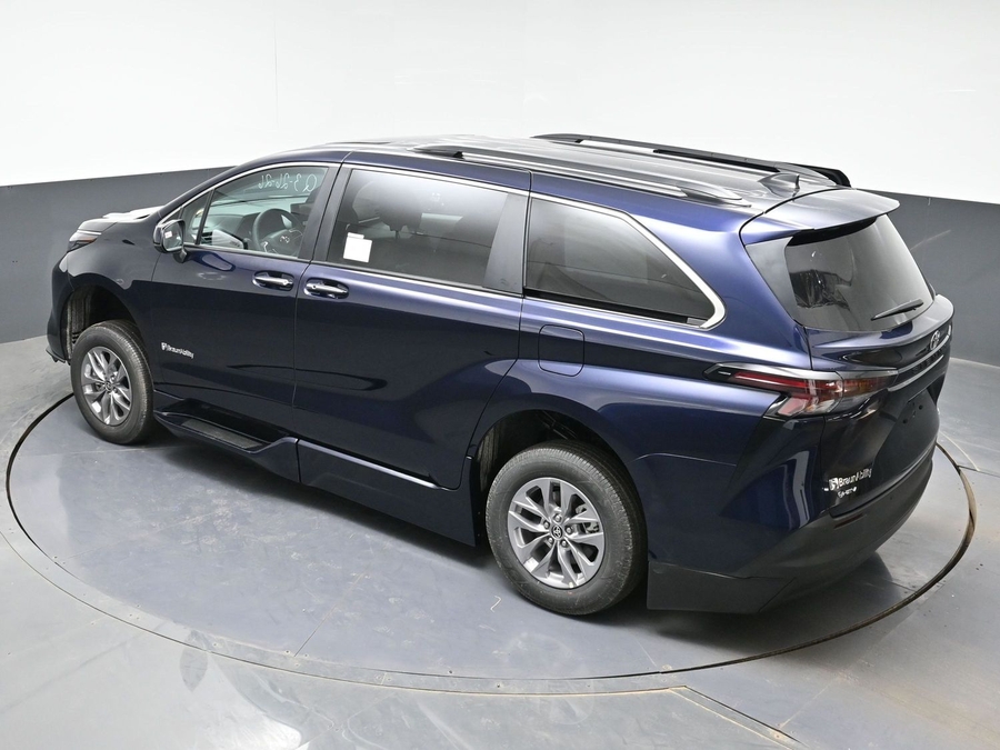 Blue Toyota Sienna image number 24