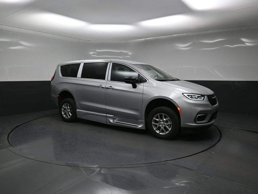 New 2026 Chrysler Pacifica Select Safety - BraunAbility Side Entry Entry Fold Out Automatic Ramp