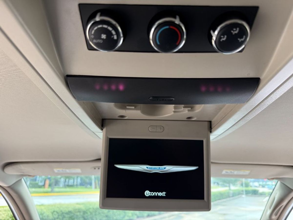Número de imagen de Chrysler Town and Country blanco 16