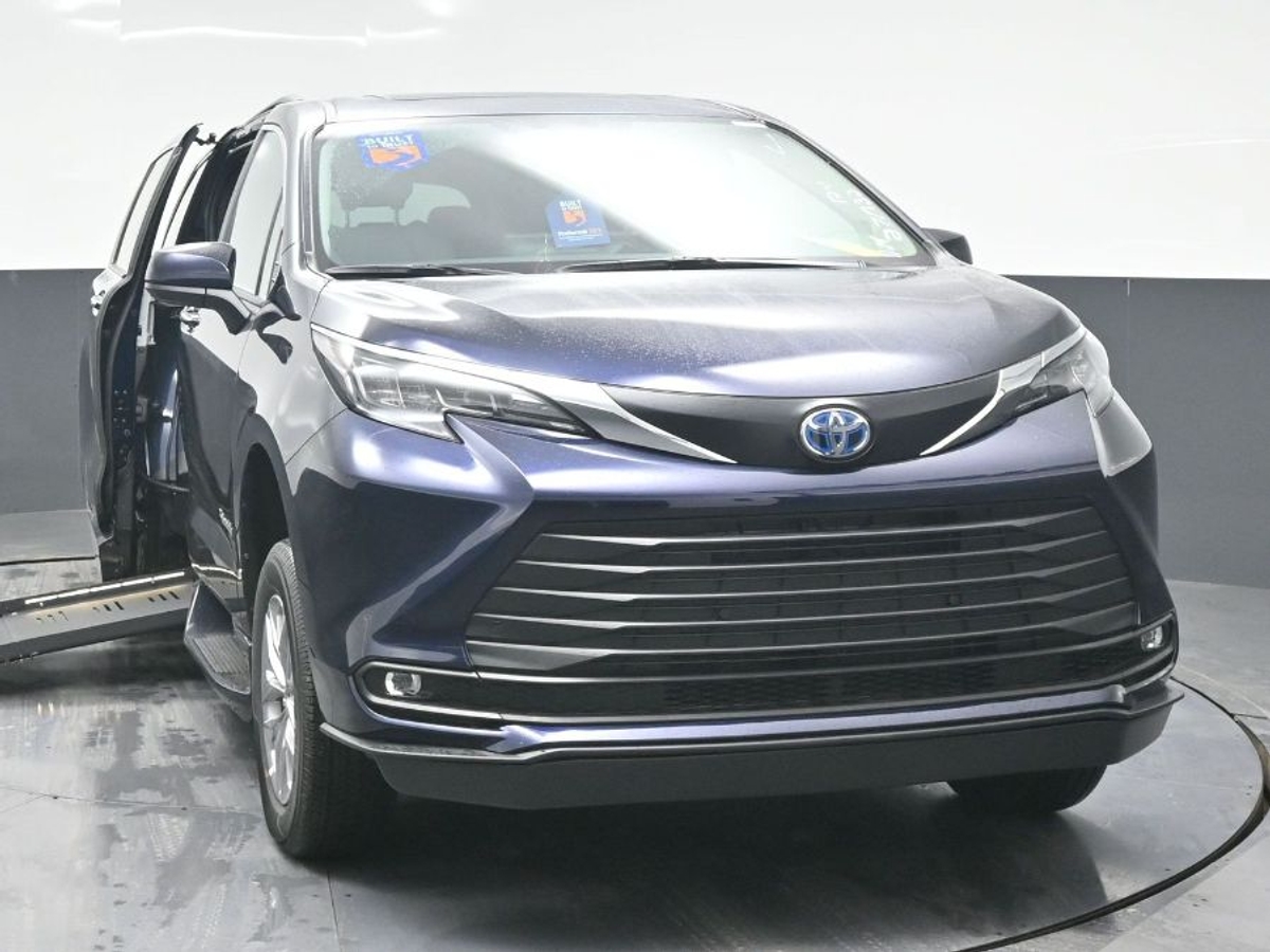 2025 TOYOTA SIENNA - Image 2