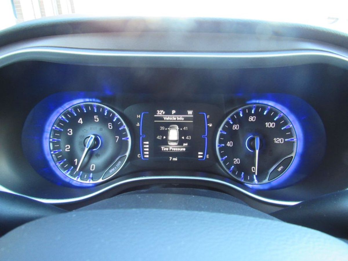 White Chrysler Voyager image number 17