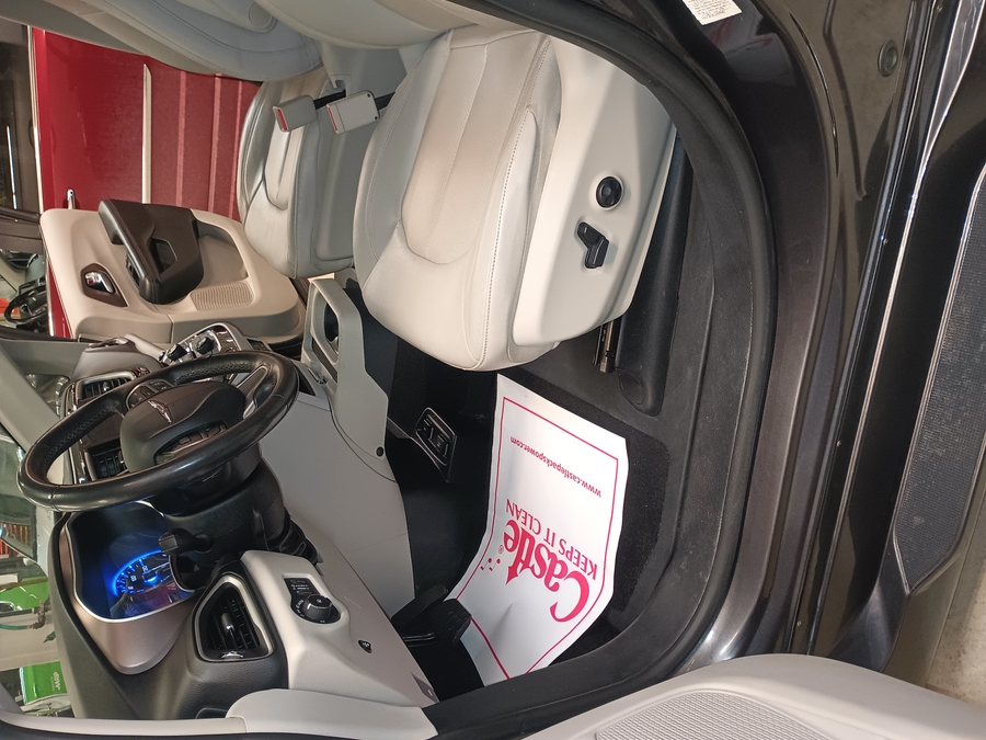 Grey Chrysler Pacifica image number 19