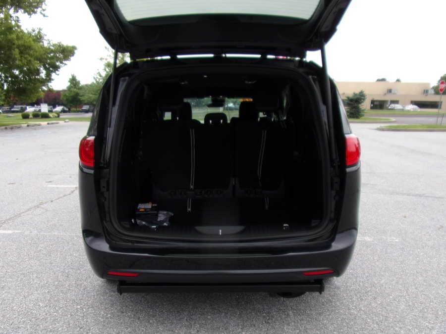 Black Chrysler Voyager image number 17