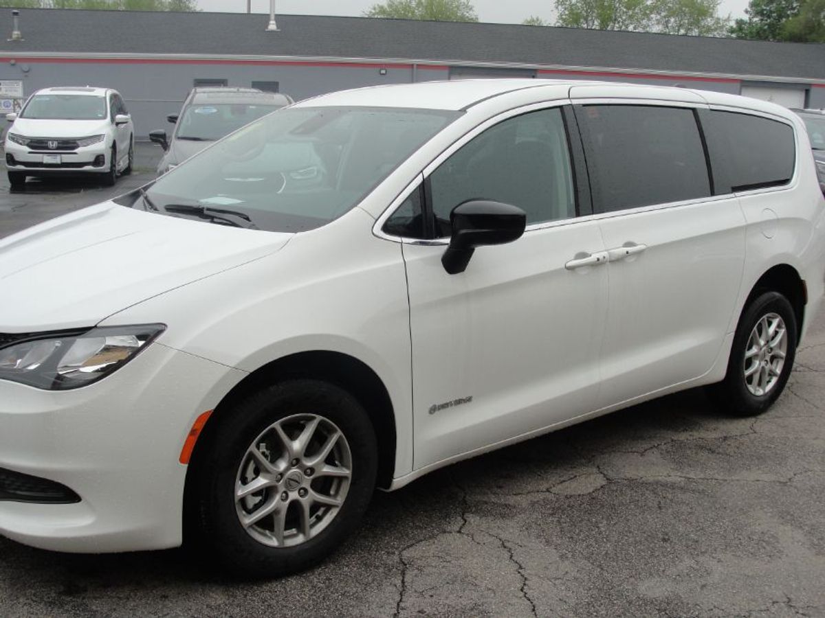 2024 CHRYSLER VOYAGER - Image 11