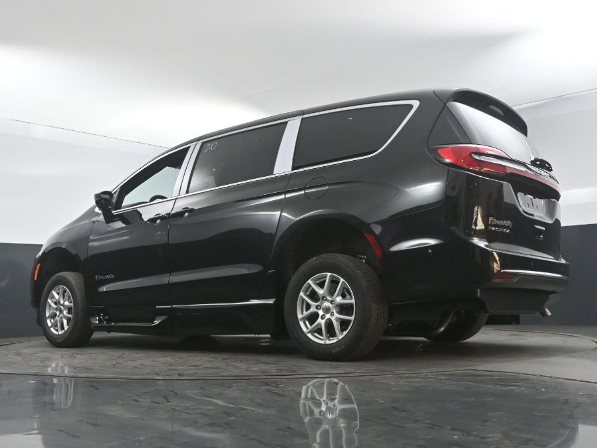 Black Chrysler Pacifica image number 20