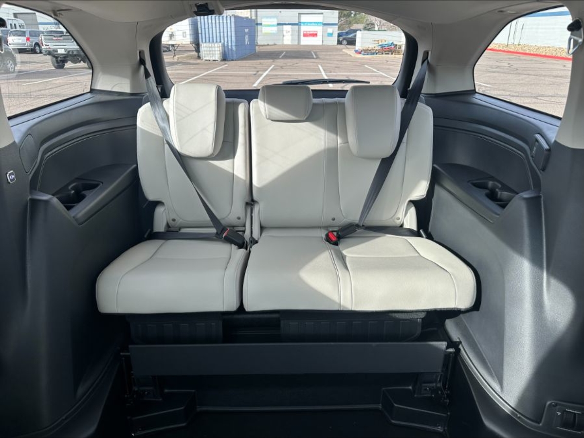 Red Honda Odyssey image number 21