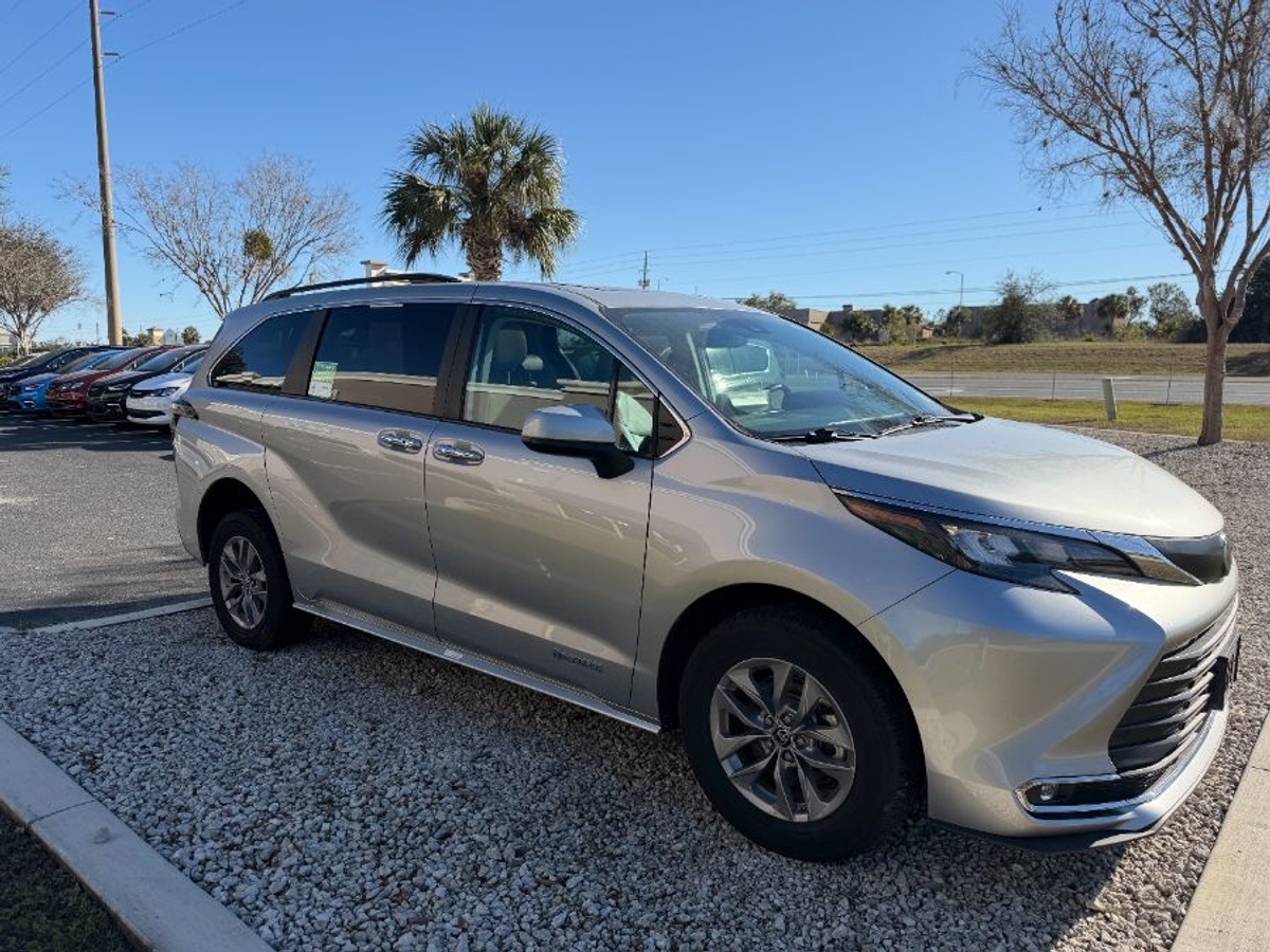 2024 TOYOTA SIENNA - Image 3