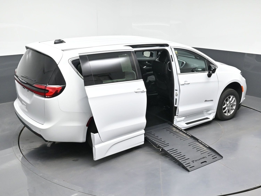 New 2026 Chrysler Pacifica Select Safety - BraunAbility Side Entry Entry Fold Out Automatic Ramp