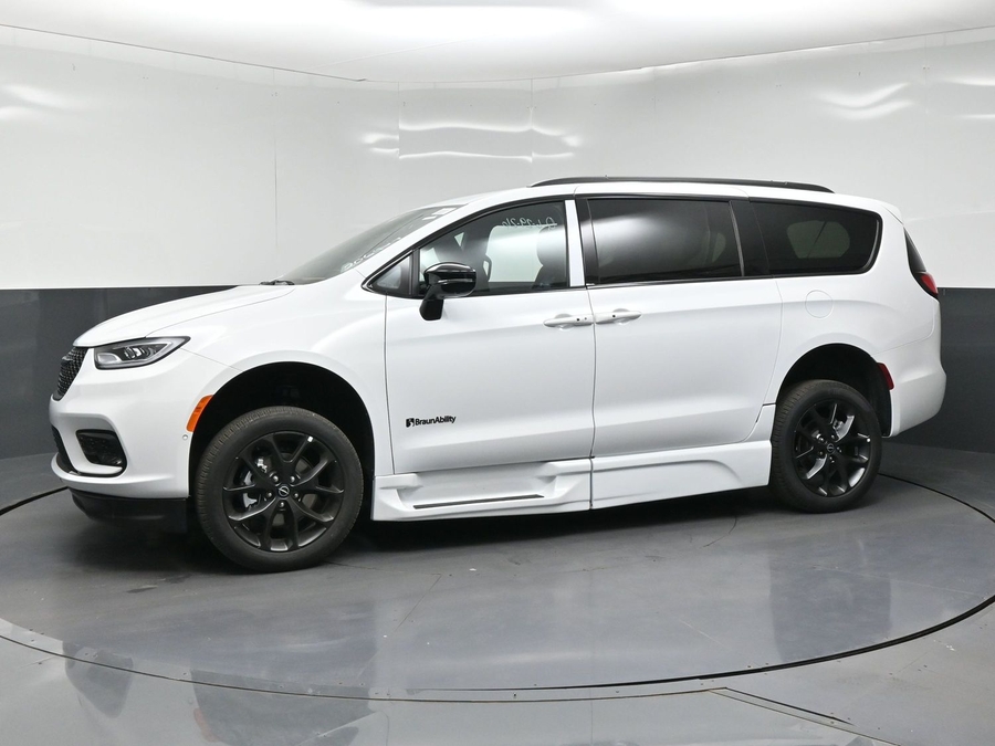 White Chrysler Pacifica image number 2