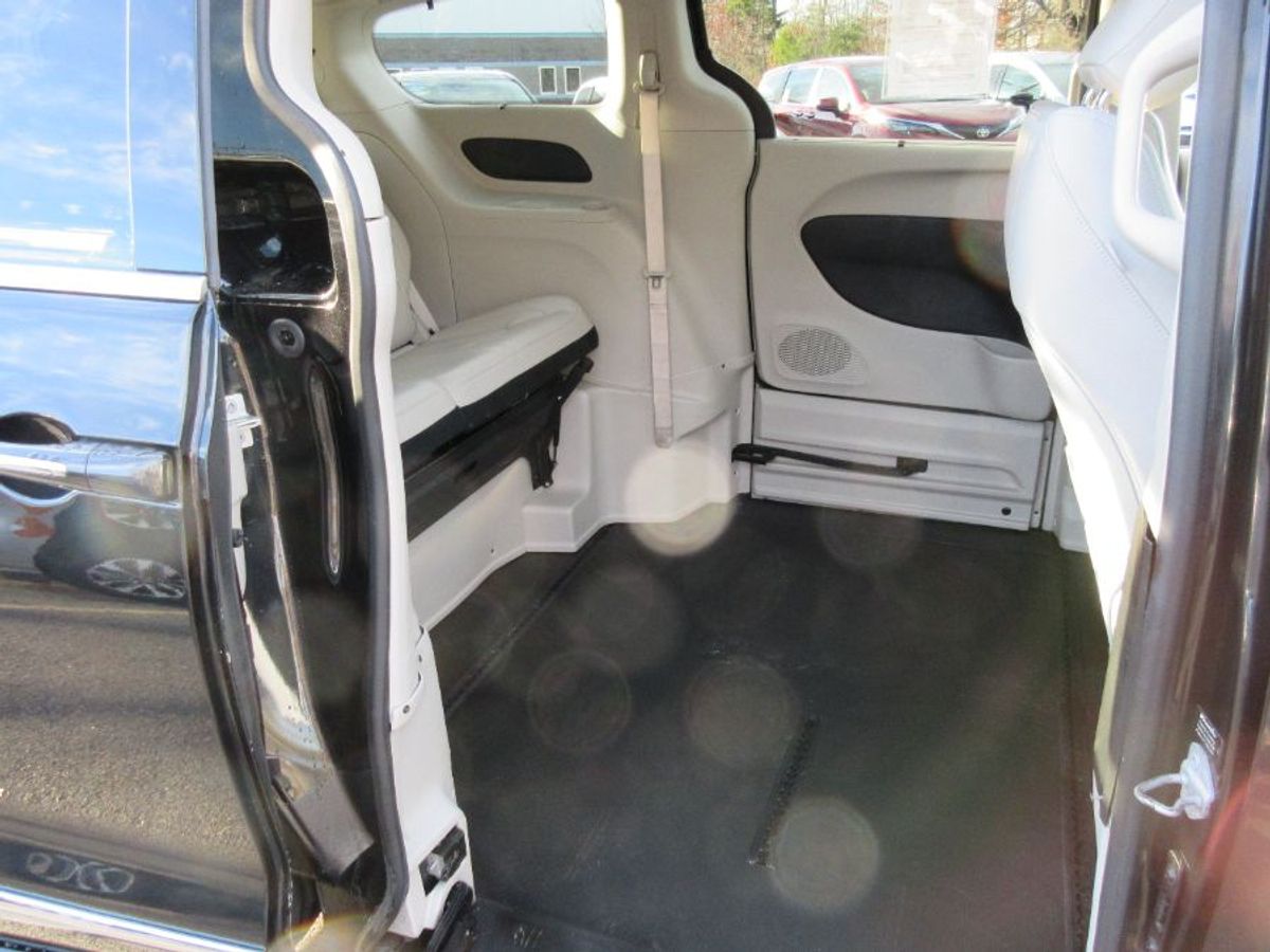 Black Chrysler Pacifica image number 1