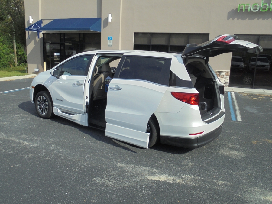 White Honda Odyssey image number 12