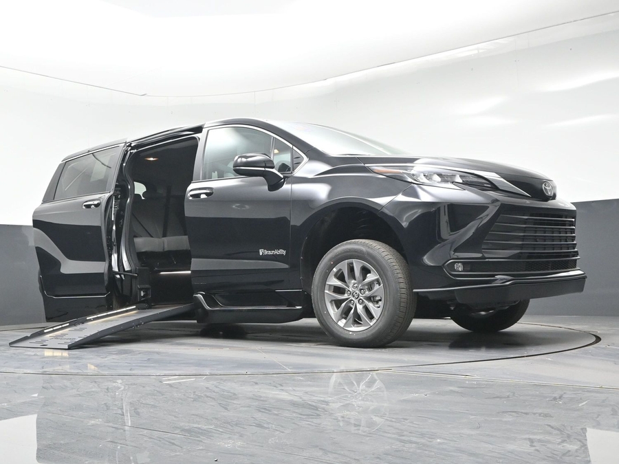 Imagen de la Toyota Sienna negra número 16