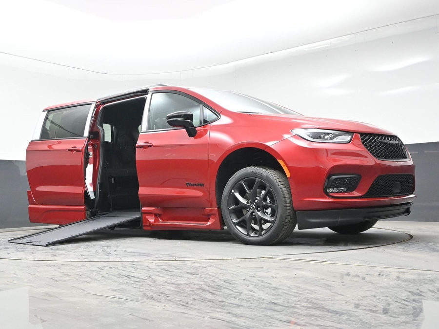 New 2026 Chrysler Pacifica Select Sport - BraunAbility Side Entry In Floor Automatic Ramp