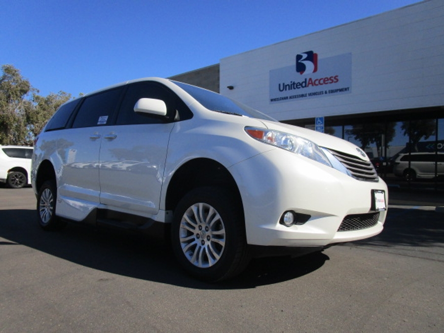 Used 2017 Toyota Sienna XLE Base - VMI Side Entry Entry In Floor Automatic Ramp