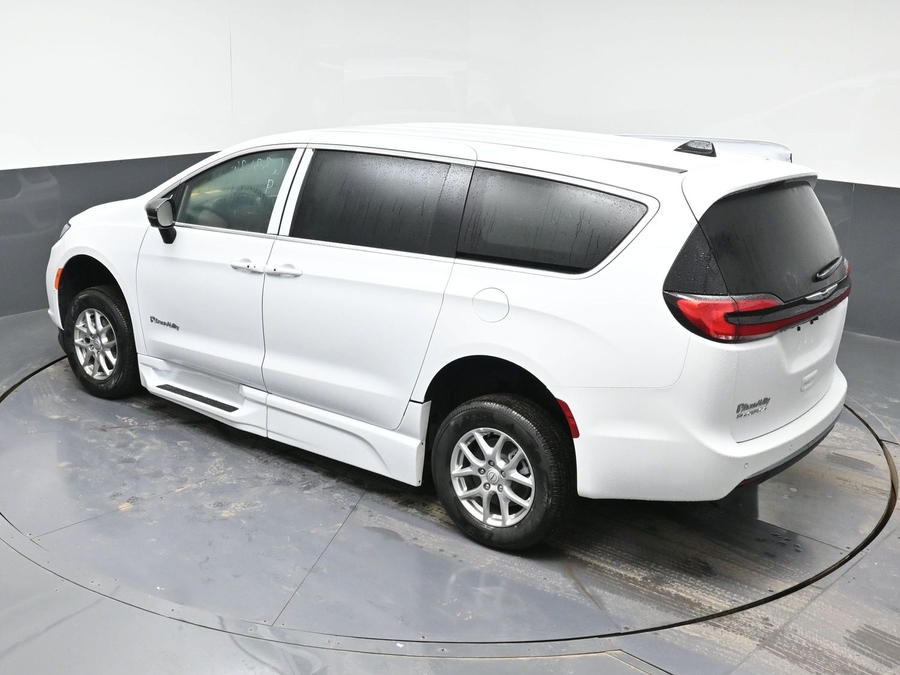 White Chrysler Pacifica image number 22