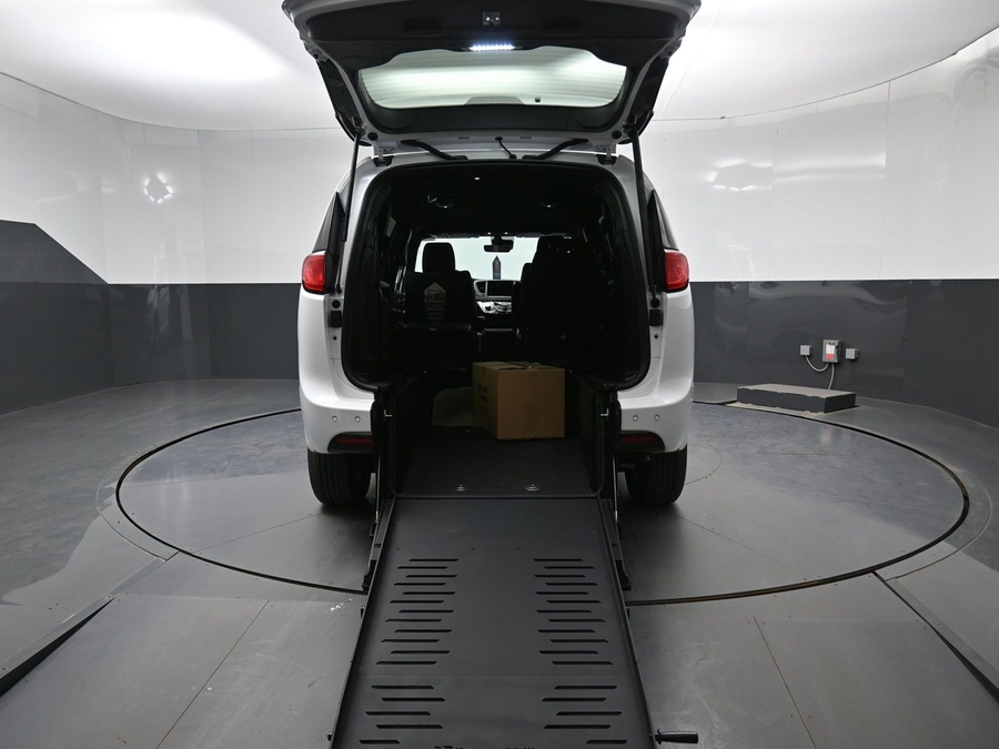 White Chrysler Voyager image number 7