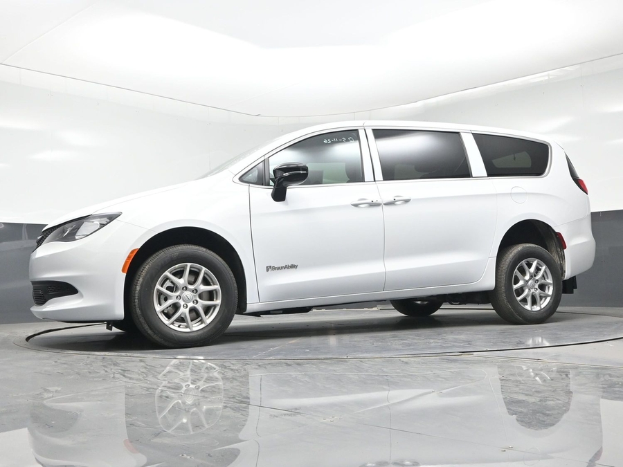 White Chrysler Voyager image number 16