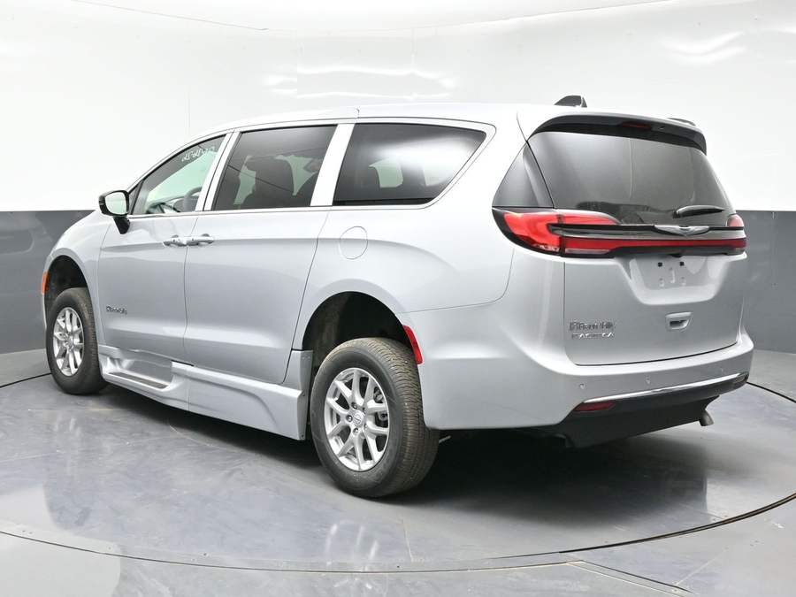 New 2026 Chrysler Pacifica Select Plus - BraunAbility Side Entry Entry Fold Out Automatic Ramp