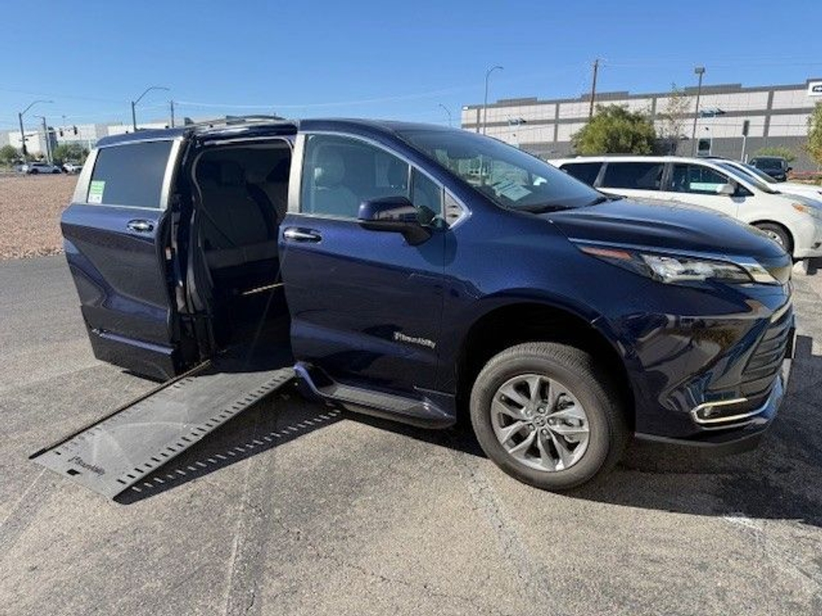 2024 TOYOTA SIENNA - Image 2