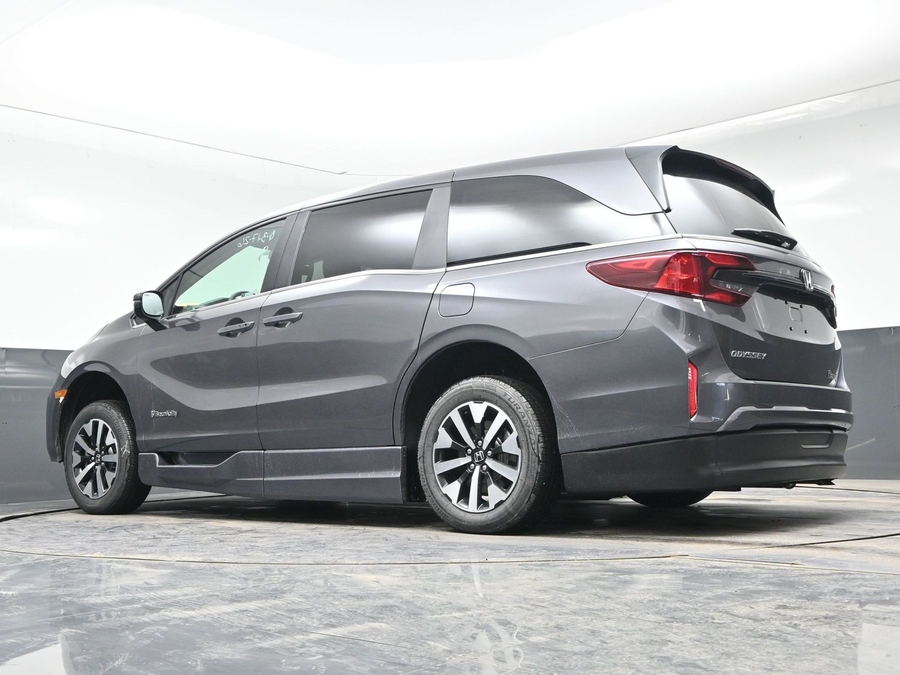 Grey Honda Odyssey image number 20
