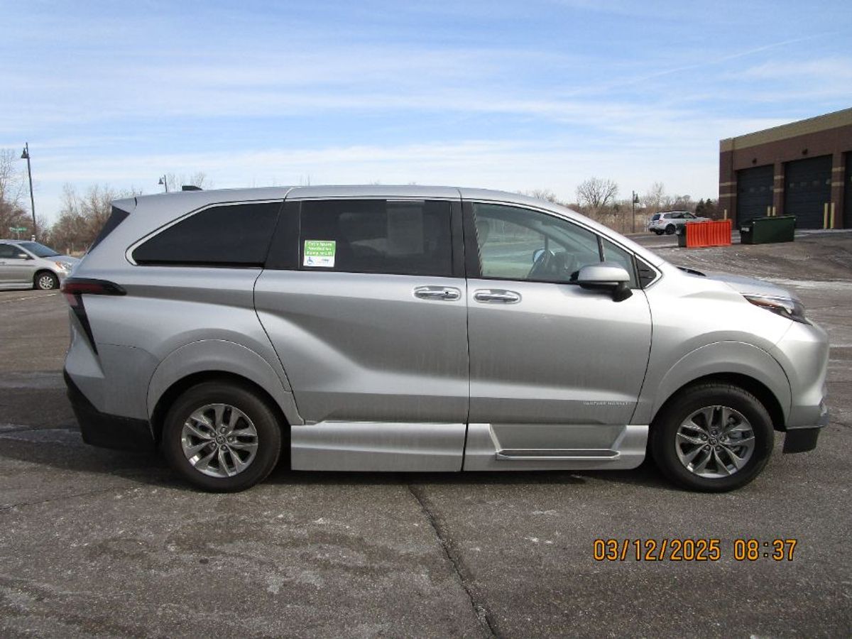 2024 TOYOTA SIENNA - Image 5