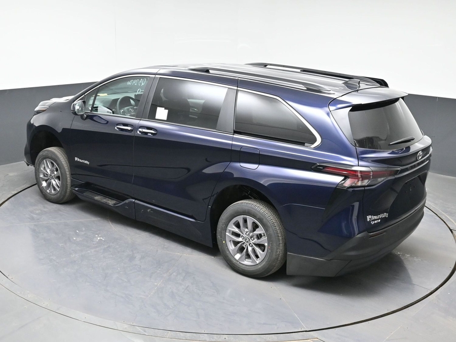 Blue Toyota Sienna image number 23