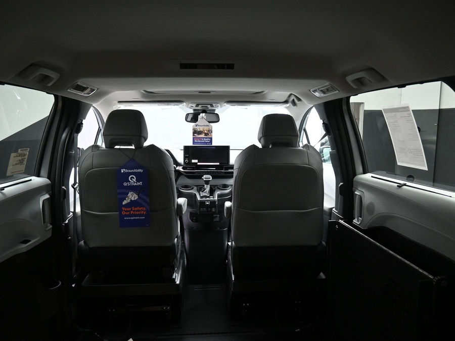 Silver Toyota Sienna image number 19