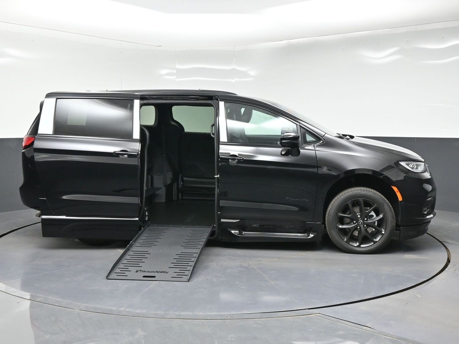 Black Chrysler Pacifica image number 7